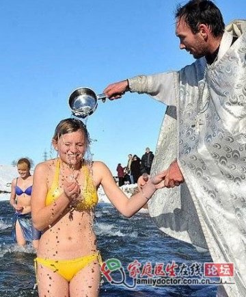 比基尼美女如何为极寒增添火辣辣的春色