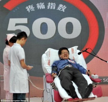英媒关注中国男人体验分娩镇痛