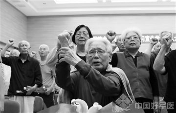 98岁光荣入党 医学专家苏洪熙的心路历程