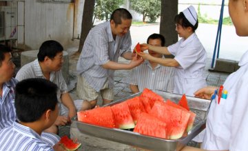 淮北精神病院为病人送上一丝凉爽 西瓜递上患者手
