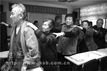 平顶山市医疗专家带领居民做游戏