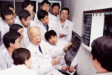 大医精诚--记中国工程院院士黄志强