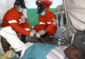 中国国际救援队在海地协助当地医生救治伤员
