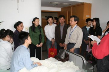 江苏省红十字会领导看望我校尿毒症患者卞超峰同学