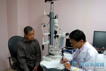 坪山新区残联组织疑似白内障患者进行手术筛查