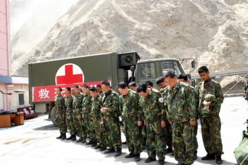 大坪医院医疗队在汶川集体默哀悼念地震中遇难的同胞