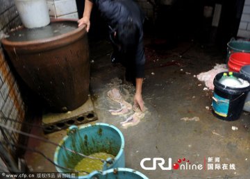 杭州羊肉黑作坊紧邻垃圾房 羊肚甩地上用脚踩