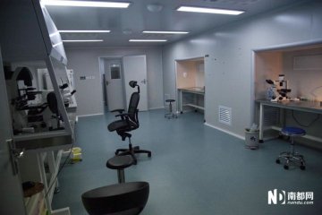 胚胎培养室内摆放着显微镜以及各种专业仪器