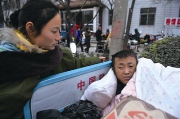 残疾农妇卖糖葫芦为重症丈夫筹钱治病