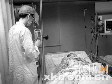 医院副院长被砍死续：嫌犯带3把刀上门索药费