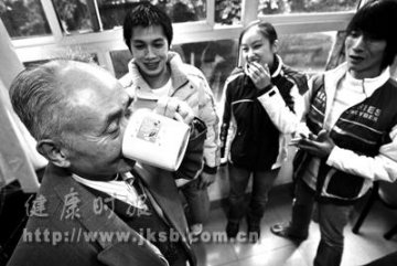 重庆一老先生，坚持喝尿16年