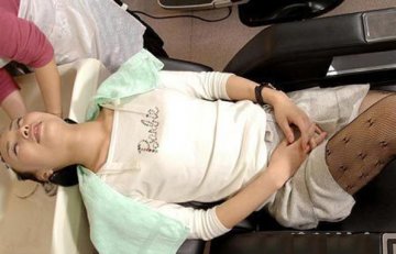 实拍美女美容院刮毛全过程
