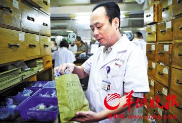 南方医院：书记药房执药 院长站台导医