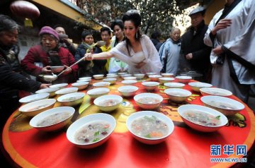 各地免费发放腊八粥 “白娘子”登场