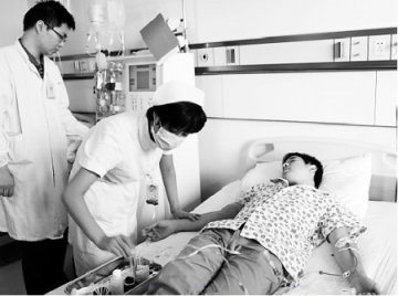 小伙捐干细胞救人遭家族阻拦 被爷爷威胁断绝关系