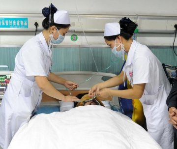 黑龙江七台河矿难首批三名矿工获救被运送至医院