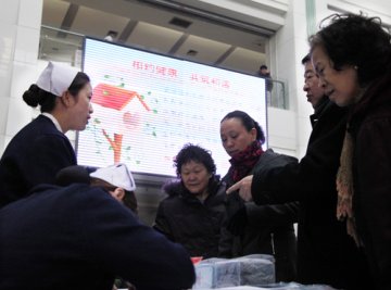 开展“国际爱耳日”大型义诊活动
