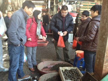 寄生虫病所专业人员对上海水产市场开展广州管圆线虫调查
