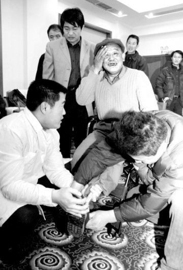 为贫困残疾人免费安装假肢