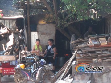 记者暗访疑似地沟油窝点：生意好到排长龙