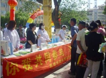 敦煌市结核病项目办利用“安全生产月”宣传咨询日进行健康促进活动