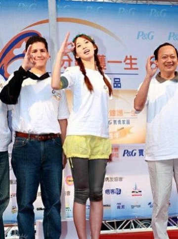 林志玲亲自示范胸部按摩法组图