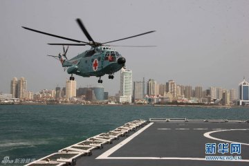 1.医疗救护直升机向和平方舟医院船转运伤员