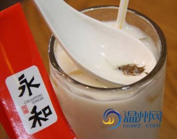 网友曝光豆浆中喝出蟑螂 服务员称难以避免