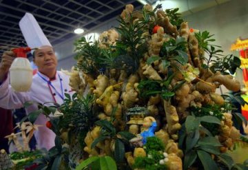 厨师用20多斤生姜制成一统姜山食雕作品
