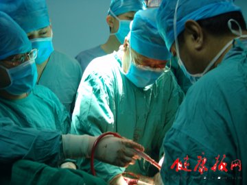 北京同仁医院成功摘除罕见胸腔重达3000克巨大肿瘤
