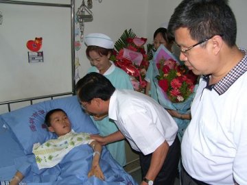 罗湖区委书记区长第一时间到医院看望地震伤员并指导治疗