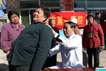 新闻纪实：石家统村来了义诊队