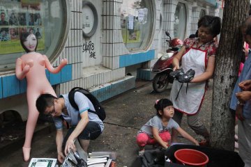 大学生毕业跳蚤市场卖充气娃娃