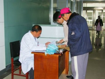 市人民医院践行科学发展观开设行政办公席方便患者