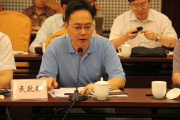 大工作动态2013年第271期（大典修订动态2013年第22期）：国家职业分类大典修订职业审定会第十七组（卫生和社会工作）第一次会议在京召开，民政部提交的社会工作者、养老护理员、孤残儿童护理员、手语翻译员，参与的助听器验配师原则通过；紧急救助员、社会救助师和失智老人照护师再议