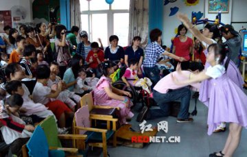 老百姓大药房和义工为福利院儿童度“六一”