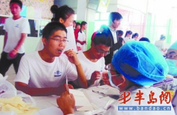 青岛试点咽拭子法采集干细胞 志愿者采样似刷牙