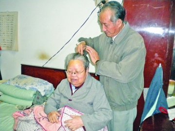 夫妻俩均患癌症 八旬翁为照顾老伴拒绝治疗