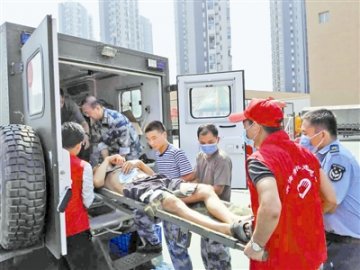 解放军和武警部队展开紧急救援