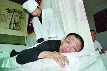 “狼人”6年未睡 夜夜嚎叫不止图