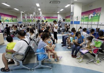 暑假遇高温 沪儿科医院门诊爆满
