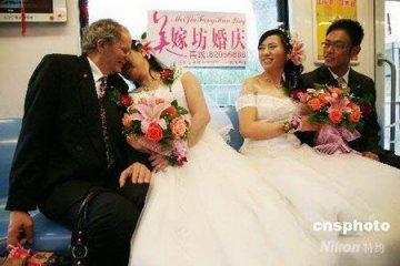 12对新人在地铁举办集体婚礼