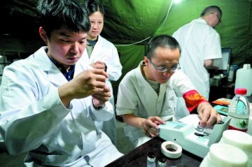 芦山震后：“帐篷实验室”检水样