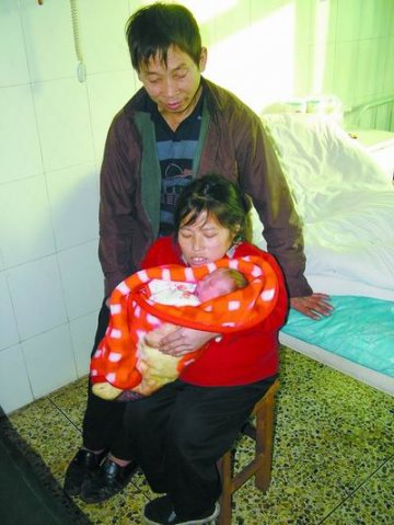 98厘米残疾女子产下50厘米正常男婴