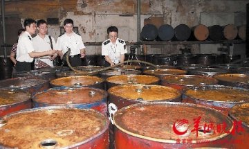 黑窝点用汽油罐装垃圾食用油 供给餐馆和工厂