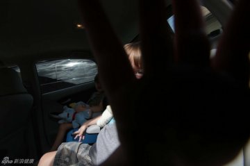25.杰登想要阻止摄影师给他拍照