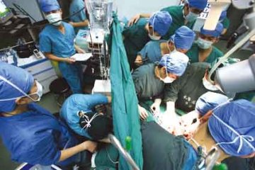 12岁女孩手术切除后背“翅膀”图