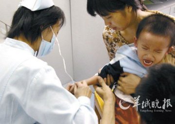儿科医生压力大门槛高 亟待提高待遇留人才