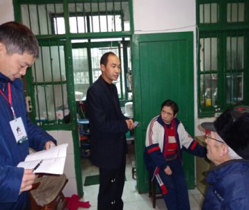 洪江区为重病低保户发放门诊医疗救助卡
