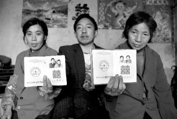 男子意外娶得两名妻子后3人相处和睦